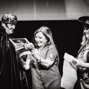 Personas en trajes medievales durante un evento.