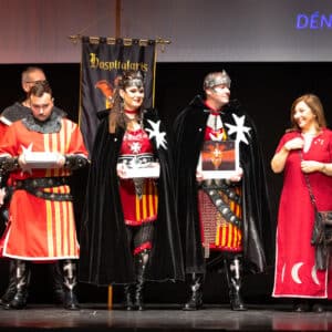 Grupo en trajes medievales con carteles, Dénia.