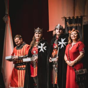 Personas con trajes medievales en un evento cultural.