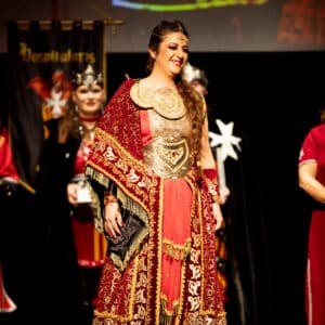 Desfile de moda medieval con trajes elaborados.