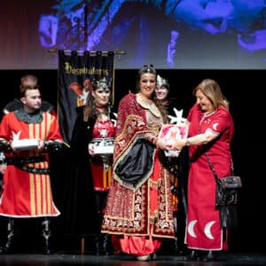 Entrega de premio en evento temático medieval