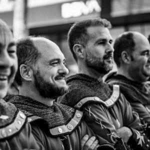 Hombres riendo con traje medieval en blanco y negro