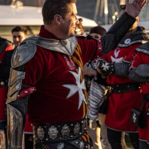 Hombre en armadura medieval, al aire libre.