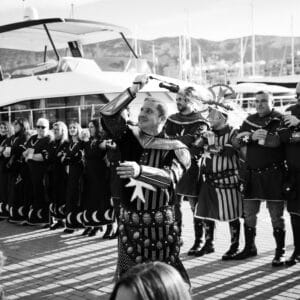 Desfile medieval con personas en trajes históricos.