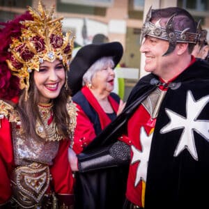 Personas disfrazadas sonriendo en fiesta medieval