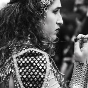 Persona con atuendo decorado y tocado metálico