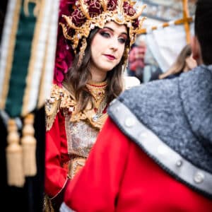 Mujer con disfraz tradicional festivo