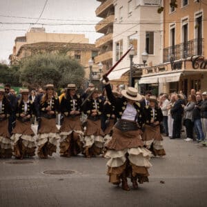 Grupo de personas bailando en desfile callejero