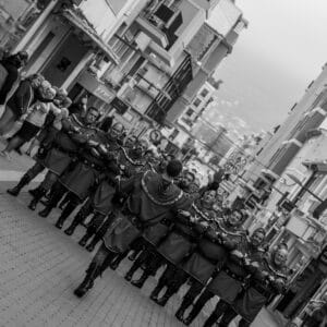 Desfile de personas disfrazadas en la calle.