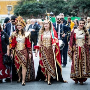 Grupo en trajes tradicionales en fiesta cultural española.