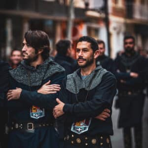 Hombres vestidos de medievales en desfile.
