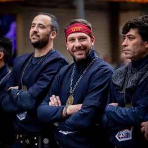 Tres hombres con uniformes en un desfile medieval