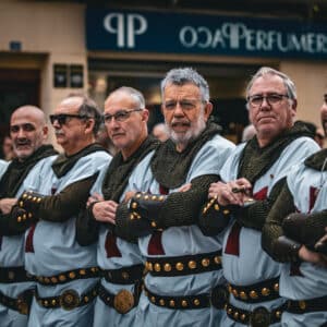 Grupo de hombres en traje medieval desfilando