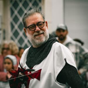 Hombre disfrazado de caballero medieval en un desfile.