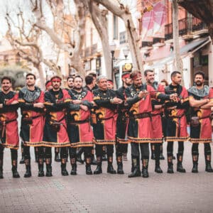 Grupo tradicional en desfile medieval, España.