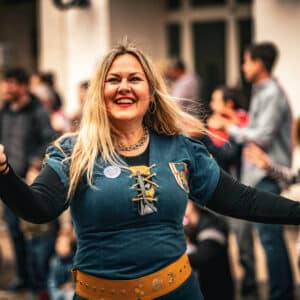 Mujer sonriente bailando en la calle durante festival