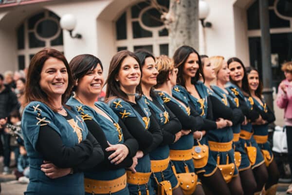 Grupo de mujeres sonrientes en desfile festivo