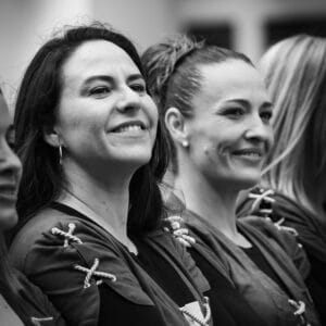Mujeres sonriendo en blanco y negro.