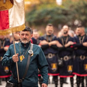 Hombre con bandera ceremonia tradicional española