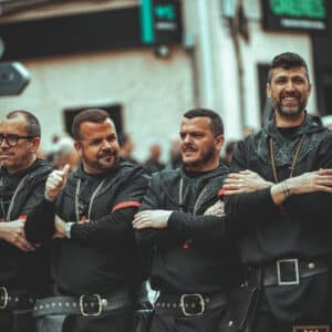 Grupo de hombres en desfile medieval.