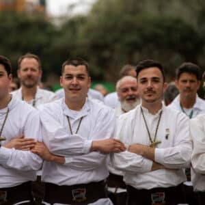 Grupo de hombres con camisas tradicionales blancas