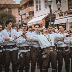 Grupo de hombres en desfile medieval, ropa tradicional.