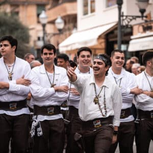 Hombres desfilar con indumentaria tradicional en festival