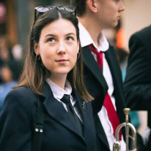 Joven con trompeta vestida de uniforme formal
