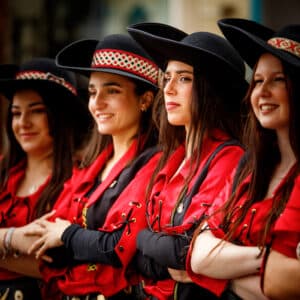 Mujeres disfrazadas de piratas con trajes rojos y negros