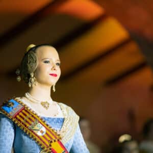 Mujer con traje tradicional valenciano en evento cultural