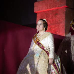 Mujer en traje tradicional valenciano, evento cultural España.