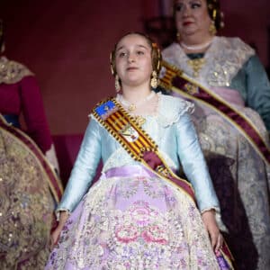 Personas en trajes tradicionales valencianos.