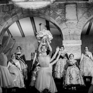 Bailarinas y falleras en una actuación cultural.