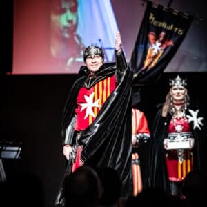 Persona en traje medieval en un escenario.