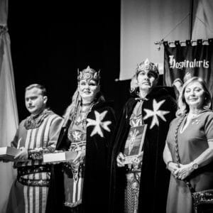 Personas vestidas medievalmente en un evento cultural.