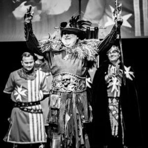 Hombre disfrazado con armadura medieval en escenario