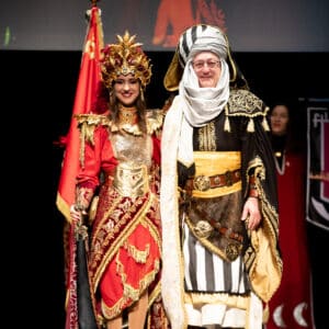 Personas con trajes medievales en escenario