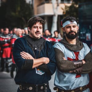 Hombres con trajes medievales en un evento histórico.