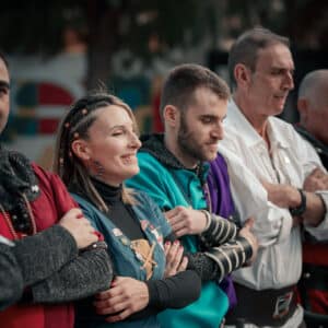 Personas vestidas de época sonriendo juntas