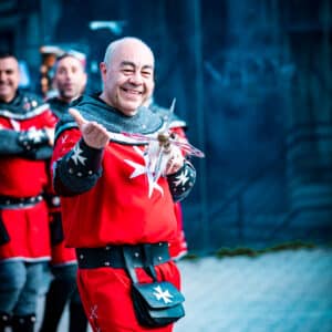 Hombre disfrazado de caballero medieval sonriendo