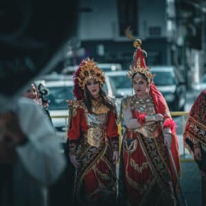 Desfile con trajes tradicionales y coloridos