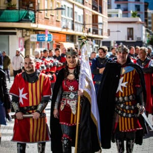 Desfile de moros y cristianos en la calle