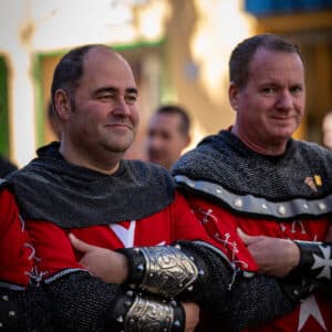 Hombres en trajes medievales sonriendo