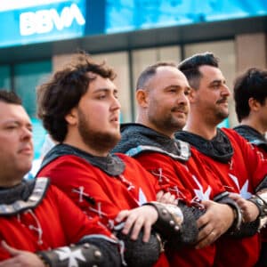 Hombres disfrazados de caballeros medievales en desfile.