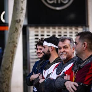 Hombres disfrazados de medievales sonríen en la calle
