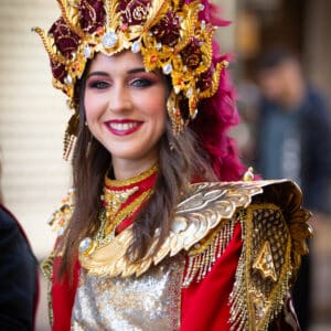 Mujer con traje de carnaval colorido y ornamental