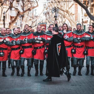 Grupo de moros y cristianos desfilando en la calle