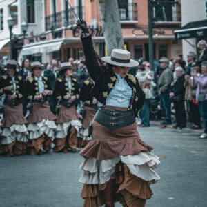 Mujeres en desfile flamenco tradicional en la calle