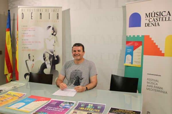 Hombre en rueda de prensa para festivales de Dénia.