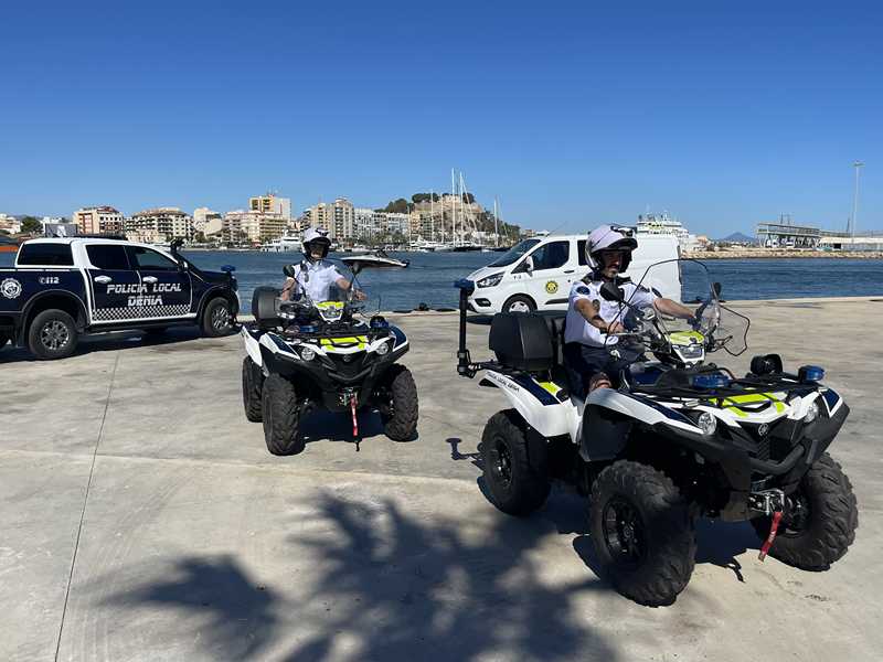 Policía local en quads cerca del puerto.